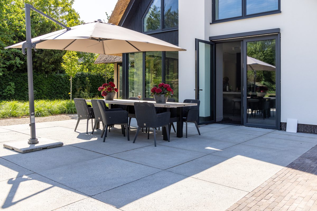 Terras met grootformaat tegels