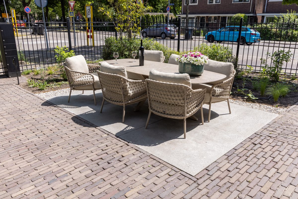 Terras met tegels en klinkers gecombineerd