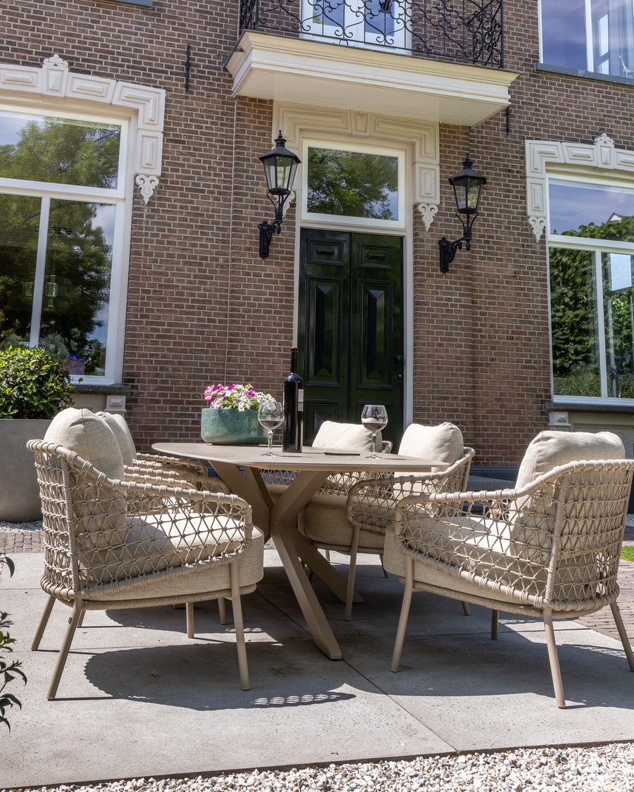 Voortuin met grind en klinkers