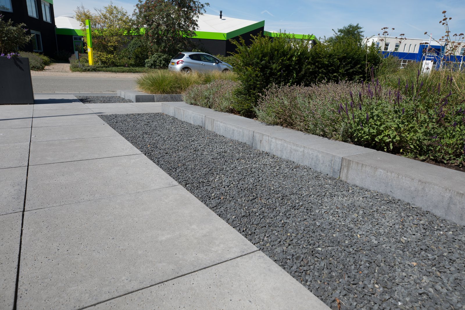 Splitstrook tussen twee vlakken bestrating, afgezet met betonbanden