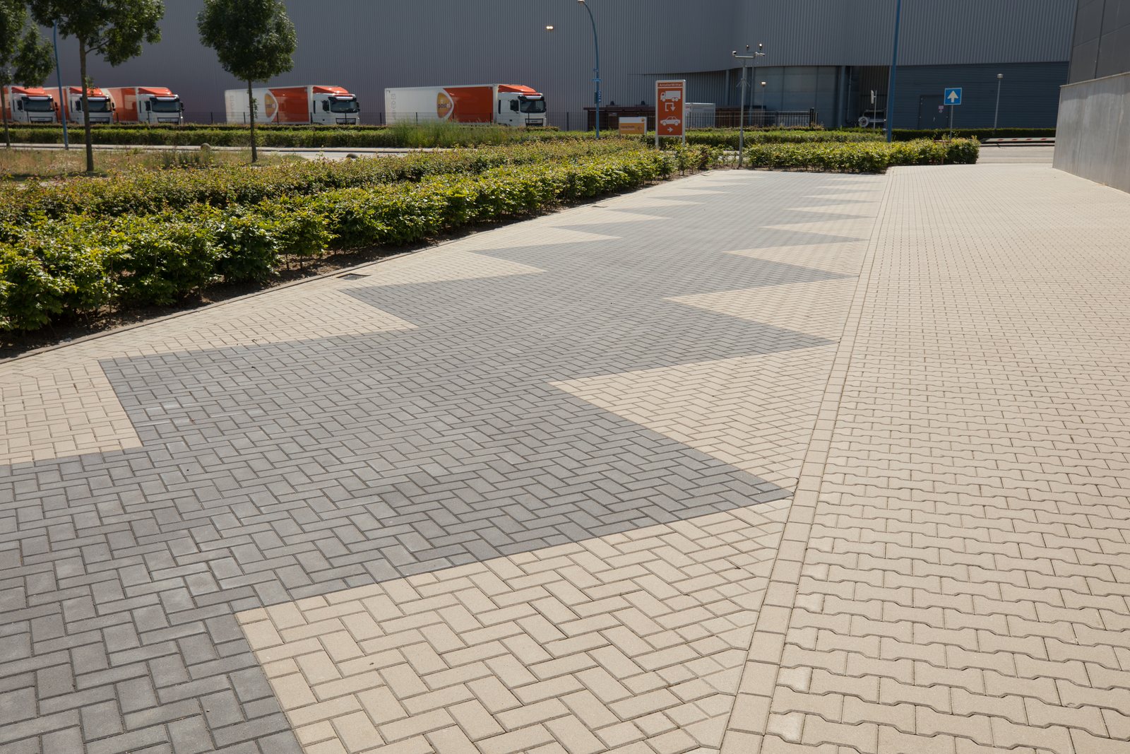 Klinkerbestrating met een lichter accentpatroon dat de looproute markeert